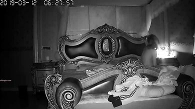 《超强摄像头㊙️破解》乡镇民宅针孔入侵真实偸拍多个家庭男女私密生活曝光㊙️超多亮点㊙️特别羡慕光头眼镜哥的鸡巴又粗又长的 (41)