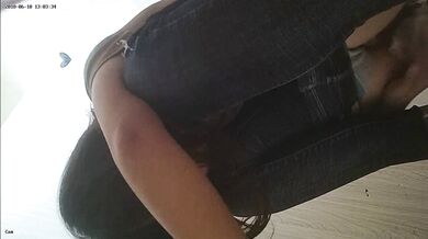 蓝内裤 大专女厕全景偷拍众多的学妹前来嘘嘘各种美鲍轮番呈现